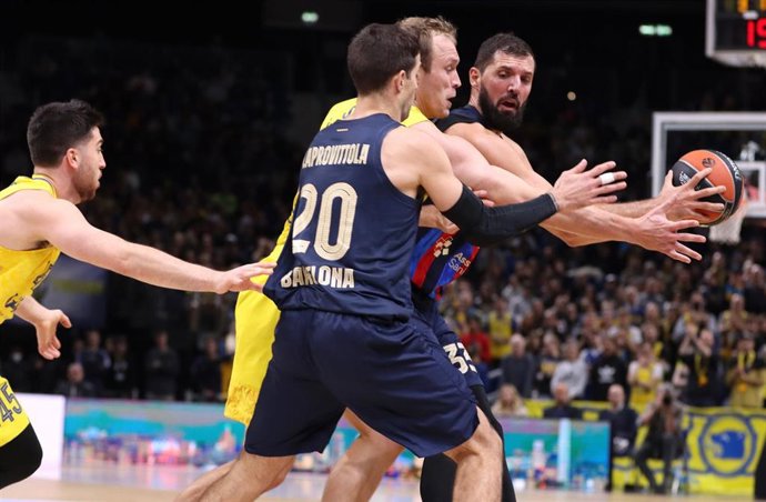 Nikola Mirotic en una acción del partido del Bara ante el ALBA Berlín, con victoria blaugrana por 86-88