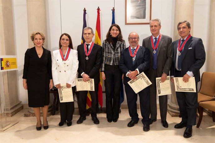 La ministra de Justicia, Pilar Llop, con los condecorados.