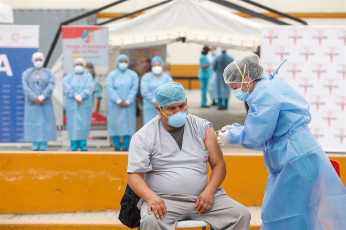 Archivo - Campaña de vacunación entre sanitarios en Perú