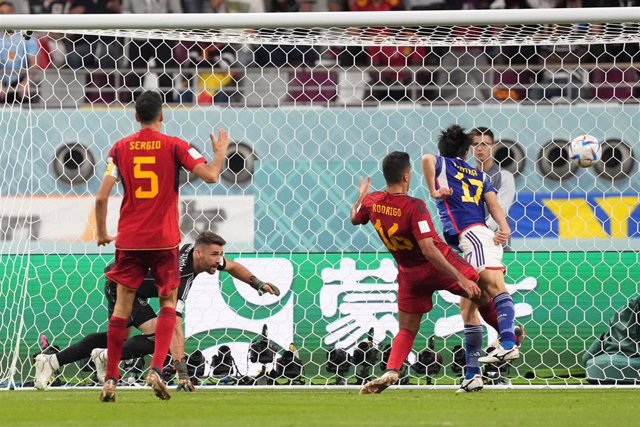Ao Tanaka logra el segundo gol de Japón para remontar a España en el Khalifa International Stadium en la última jornada de la primera fase del Mundial de Qatar 2022.