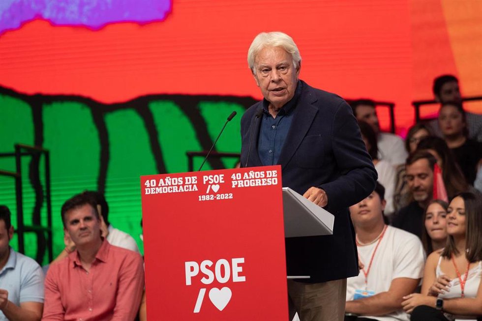 Archivo - El expresidente del gobierno Felipe González dirigiendose al público en el acto organizado por el PSOE para conmemorar el 40 aniversario de la primera victoria electoral socialista en 1982 en FIBES