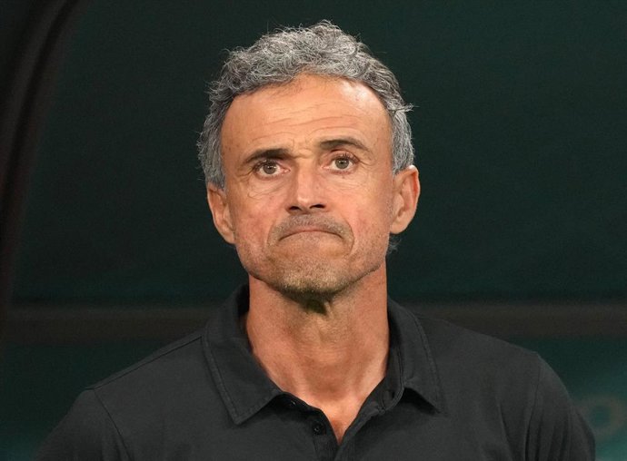 El seleccionador nacional de fútbol, Luis Enrique Martínez, cariacontecido tras la derrota contra Japón en la última jornada de la primera fase del Mundial de Qatar 2022.