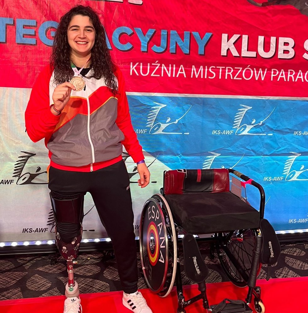 La española Judith Rodríguez posa con su medalla de bronce en espada en el Europeo en Silla de Ruedas 2022