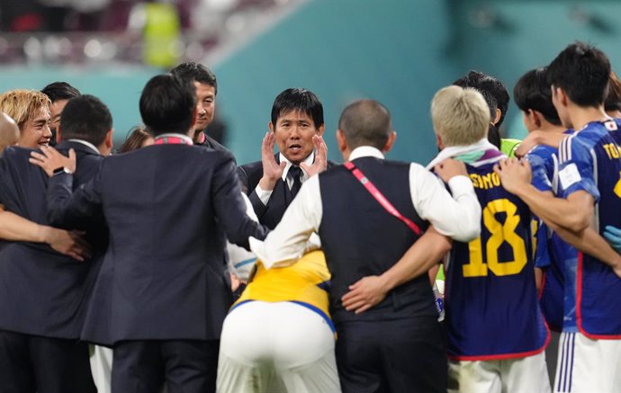 01 December 2022, Qatar, Al Rayyan: Japan manager Hajime Moriyasu speaks with his players after the FIFA World Cup Qatar 2022 Group E soccer match between Japan and Spain at Khalifa International Stadium. Photo: Nick Potts/PA Wire/dpa