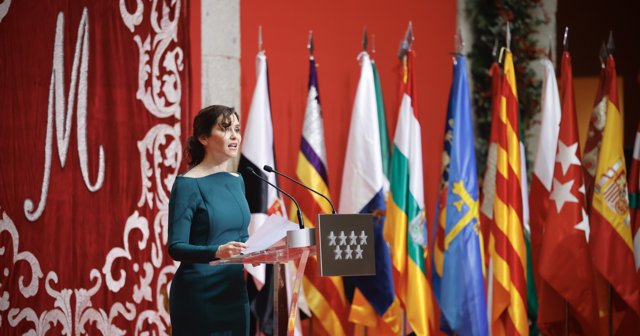 La presidenta de la Asamblea, Eugenia Carballedo, la delegada del Gobierno, Mercedes González, la presidenta de la Comunidad, Isabel Díaz Ayuso. el alcalde de Madrid, José Luis Martínez-Almeida, y el Defensor del Pueblo, Ángel Gabilondo 