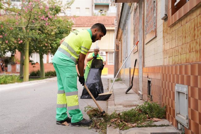 Archivo - Trabajadores del servicio de limpieza de Barcelona.