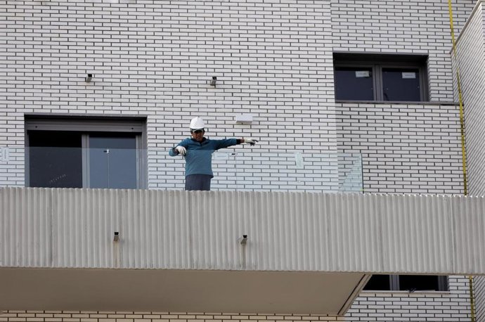 Archivo - Un hombre trabaja en una obra