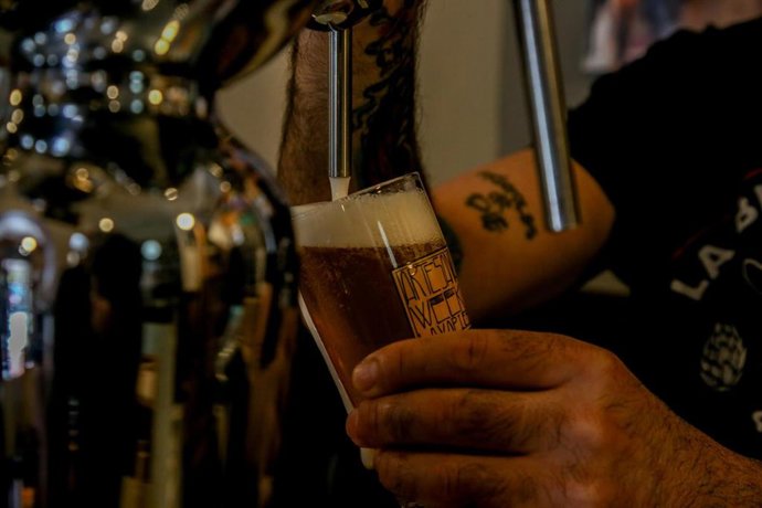 Archivo - Un camarero tira una cerveza