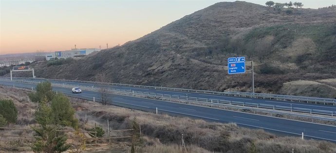 Archivo - La AP-68 a su paso por Logroño, tráfico