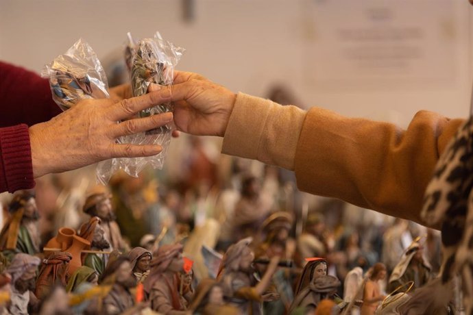 Una persona compra una figura en una de las casetas navideñas del Mercado de Navidad de la Plaza Mayor, a 29 de noviembre de 2022, en Madrid (España).