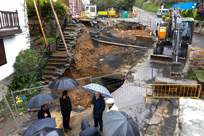 El consejero Ciriza visita las obras en el pueblo de Bera.