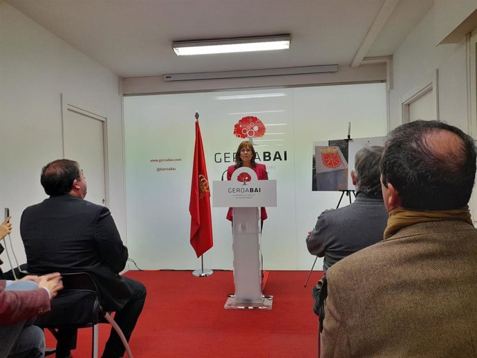 La portavoz de Geroa Bai, Uxue Barkos, durante la lectura de la declaración