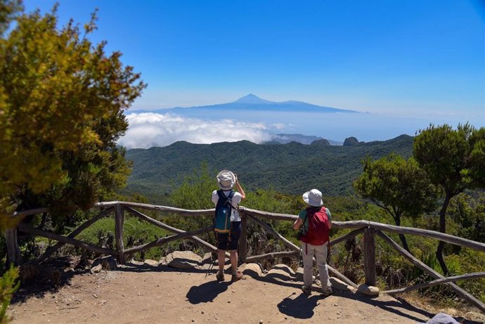 Archivo - Turistas en La Gomera