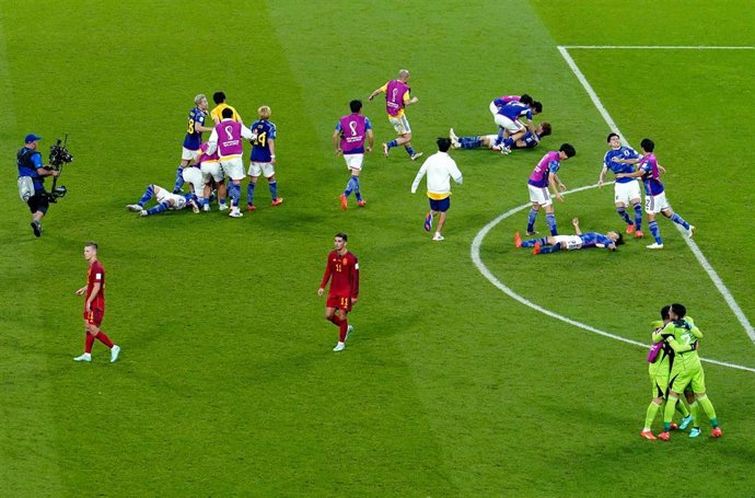 Los jugadores de la selección española abandonan el campo tras perder ante Japón en el Mundial de Catar 2022