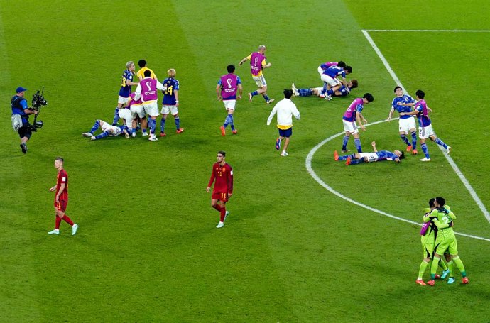 01 December 2022, Qatar, Al Rayyan: Japan players celebrate reaching the round of 16 after the FIFA World Cup Qatar 2022 Group E soccer match between Japan and Spain at Khalifa International Stadium. Photo: Mike Egerton/PA Wire/dpa