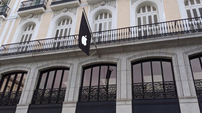 Archivo - Logotipo de Apple en el exterior de la tienda Apple Puerta del Sol en Madrid.