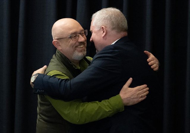 Archivo - El ministro de Defensa de Ucrania, Oleksiy Resnikov, junto a su homólogo lituano, Arvydas Anusauskas.