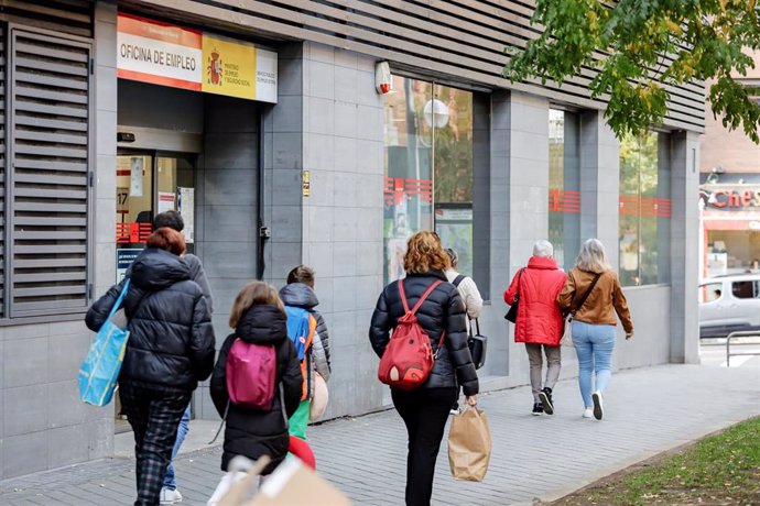 Varias personas pasan frente a una oficina del SEPE en Madrid.