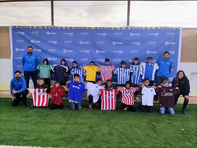 Niños y niñas de un campo de refugiados sirio posan con las camisetas de los equipos de LaLiga