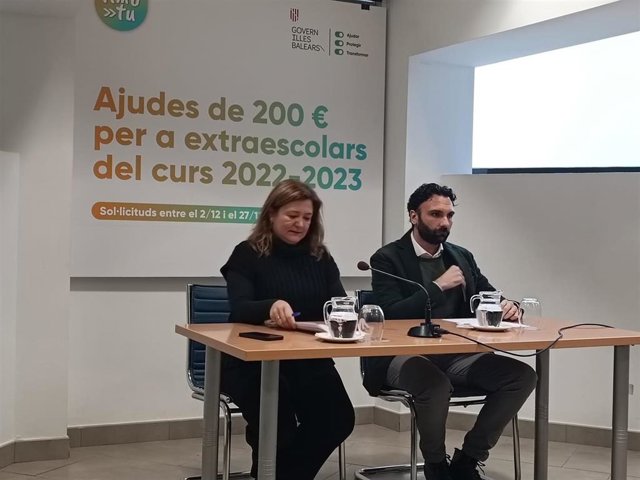 La consellera de Presidencia, Función Pública e Igualdad, Mercedes Garrido, presenta las ayudas para actividades extraescolares.