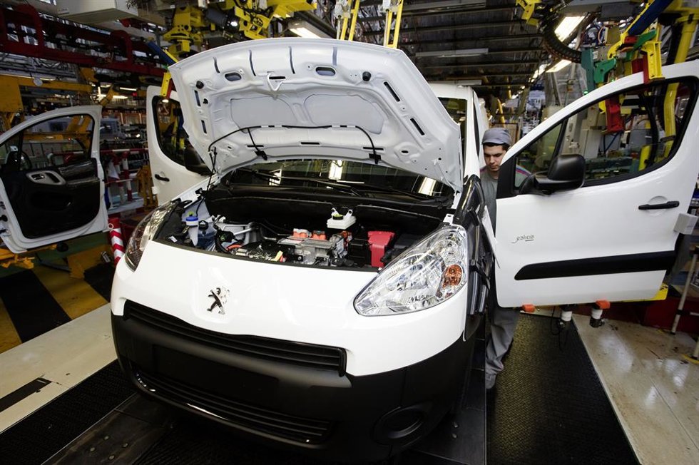 Archivo - Fabricación de la furgoneta Peugeot Partner en Vigo.