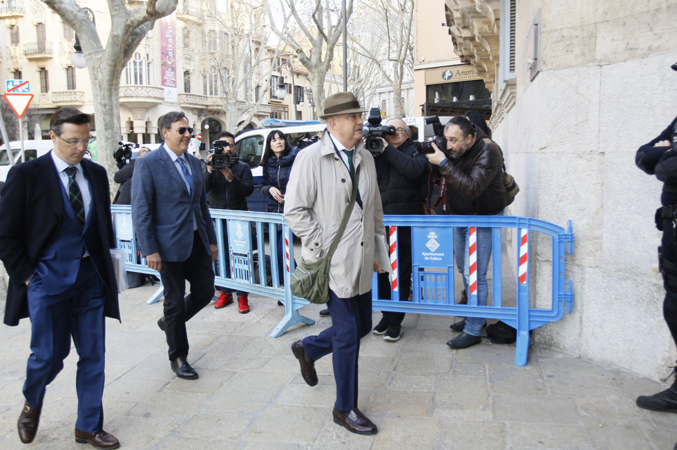 El juez Manuel Penalva (centro) y el fiscal Miguel Ángel Subirán (derecha), a su llegada al TSJIB.