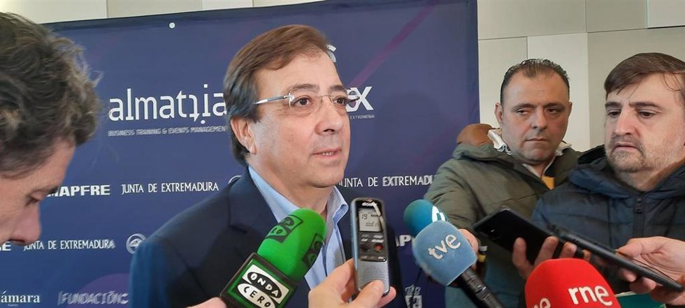 El presidente de la Junta de Extremadura, Guillermo Fernández Vara, atiende a los medios en Badajoz