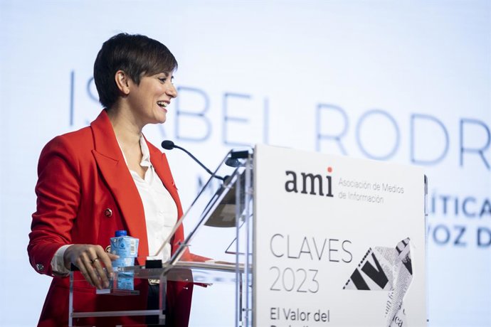 La ministra de Política Territorial y Portavoz del Gobierno, Isabel Rodríguez, inaugura el evento Claves 2023 que organiza la Asociación de Medios de Información (AMI), en el Beatriz Madrid Auditorio, a 1 de diciembre de 2022, en Madrid (España). Bajo