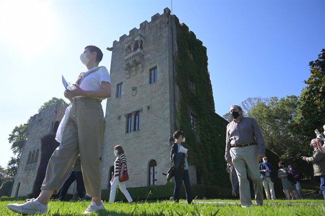 Archivo - Representantes de colectivos de memoria histórica y víctimas del franquismo, durante su visita a los jardines del Pazo de Meirás el día de su reapertura al público, a 1 de julio de 2021, en Sada, A Coruña, Galicia (España). El gobierno de Sada h