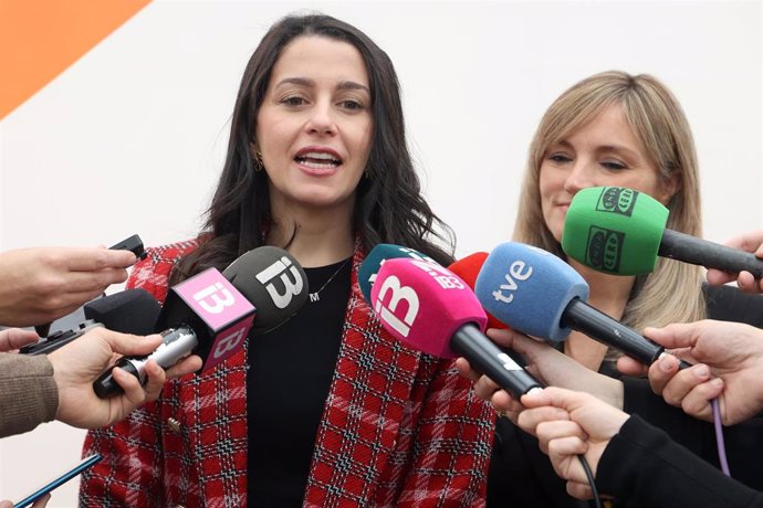 La presidenta de Ciudadanos, Inés Arrimadas, atiende a los medios.