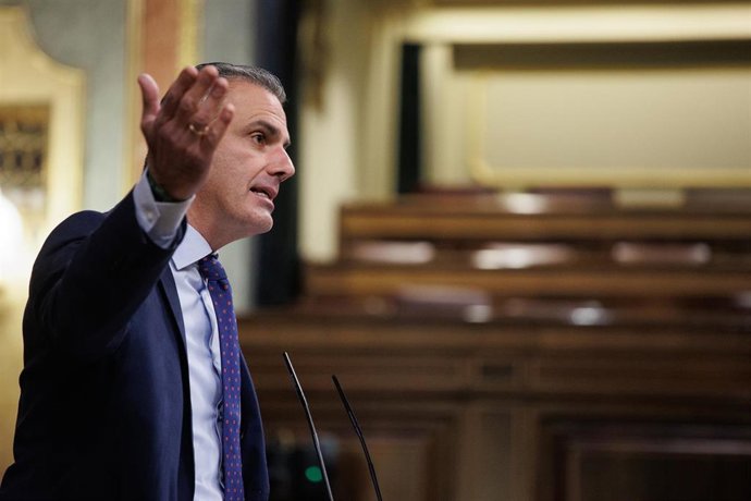El portavoz de Vox en el Ayuntamiento de Madrid, Javier Ortega Smith, interviene durante una sesión plenaria en el Congreso de los Diputados, a 1 de diciembre de 2022, en Madrid (España). El Pleno del Congreso celebra el segundo debate sobre el fin de l