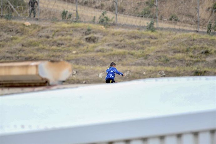 Archivo - Un niño en el polígono del Tarajal, en Ceuta.