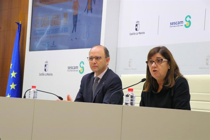 La directora gerente del Servicio de Salud de Castilla-La Mancha (Sescam), Regina Leal, acompañada por el director general de Asistencia Sanitaria, José Antonio Ballesteros.