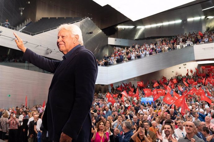 Archivo - El expresidente del  gobierno Felipe González a su llegada al acto público organizado por el PSOE para conmemorar el 40 aniversario de la primera victoria electoral socialista en 1982 en FIBES, a 29 de octubre de 2022 en Sevilla (Andalucía, Es