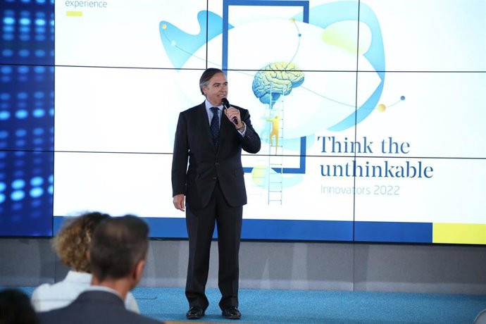 El consejero delegado, Ignacio Mataix, entrega el primer premio de la sexta edición de Innovators, el programa de intraemprendimiento de Indra