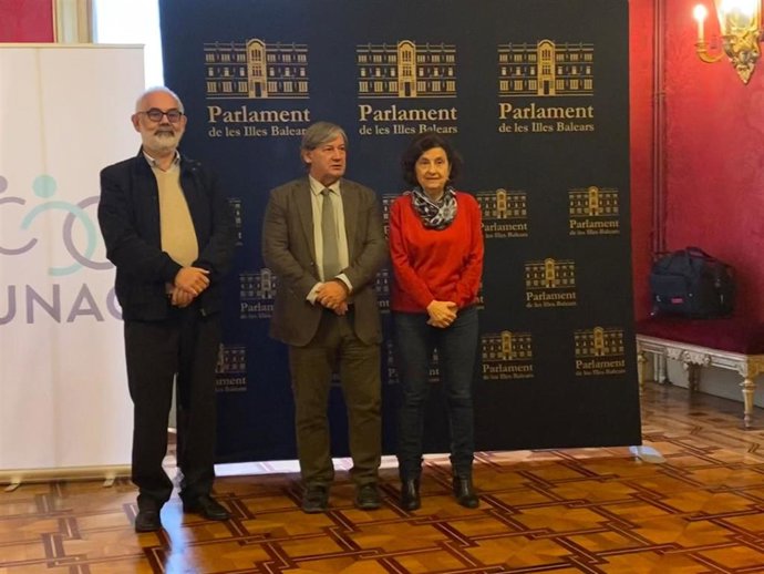 El presidente de la UNAC, Toms Arbona, junto al president del Parlament, Vicen Thoms, y la consellera insular de Asuntos Sociales y Deporte, Fina Santiago, en el Parlament.