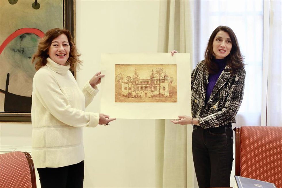 La presidenta del Govern, Francina Armengol, entrega una litografía a la ministra de Justicia, Pilar Llop, con motivo de su visita al Consolat de Mar, en Palma.