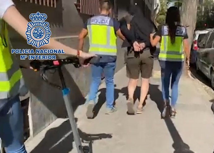 Archivo - Detenido un joven que robaba tarjetas bancarias a ancianos en cajeros y huía en patinete