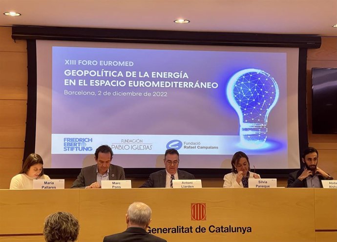 El presidente ejecutivo de Enagás Antonio Llardén, la coordinadora de Friedrich María Pallares, el secretario de Transición Ecológica del PSOE Marc Pons,  la diputada Sílvia Paneque y el gerente de Programa de Friedrich Ebert Stiftung Abdallah Alshamali