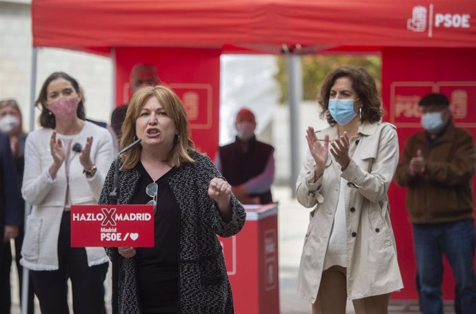 Archivo - La alcaldesa de Alcorcón, Natalia de Andrés, interviene durante un acto organizado en la Plaza de las Hermandades, a 21 de abril de 2021, en Alcorcón, Madrid (España). Este es uno de los actos electorales que está llevando a cabo el Partido So