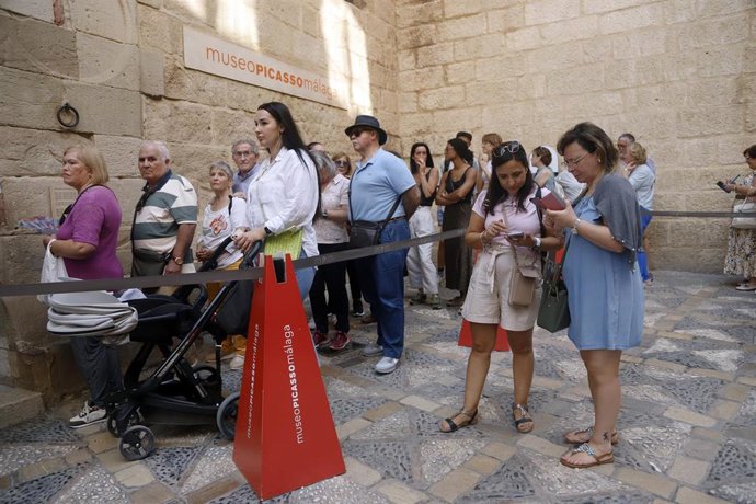 Archivo - Turistas hacen cola y visitan el Museo Picasso de Málaga 