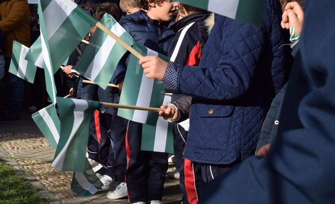 La Junta difunde en los colegios onubenses la celebración del Día de la bandera de Andalucía.