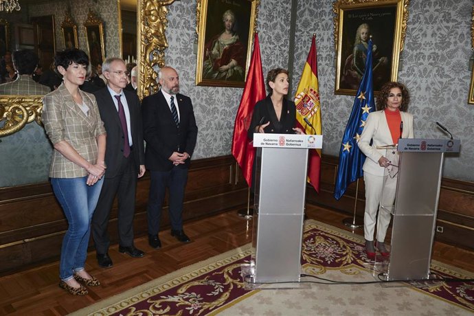 La presidenta del Gobierno de Navarra, María Chivite y la ministra de Hacienda y Función Pública, María Jesús Montero, este viernes en Pamplona.
