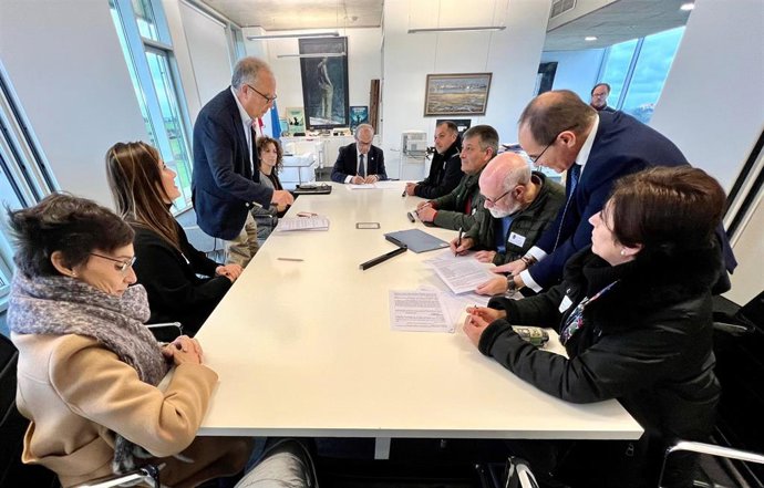 El Gobierno firma con los propietarios la primera adquisición de terreno del Llano de La Pasiega