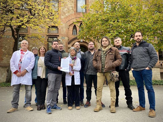 Representantes de la Mesa Sindical de Sanitat de Catalunya en rueda de prensa ante la Conselleria de Salud de la Generalitat, en Barcelona