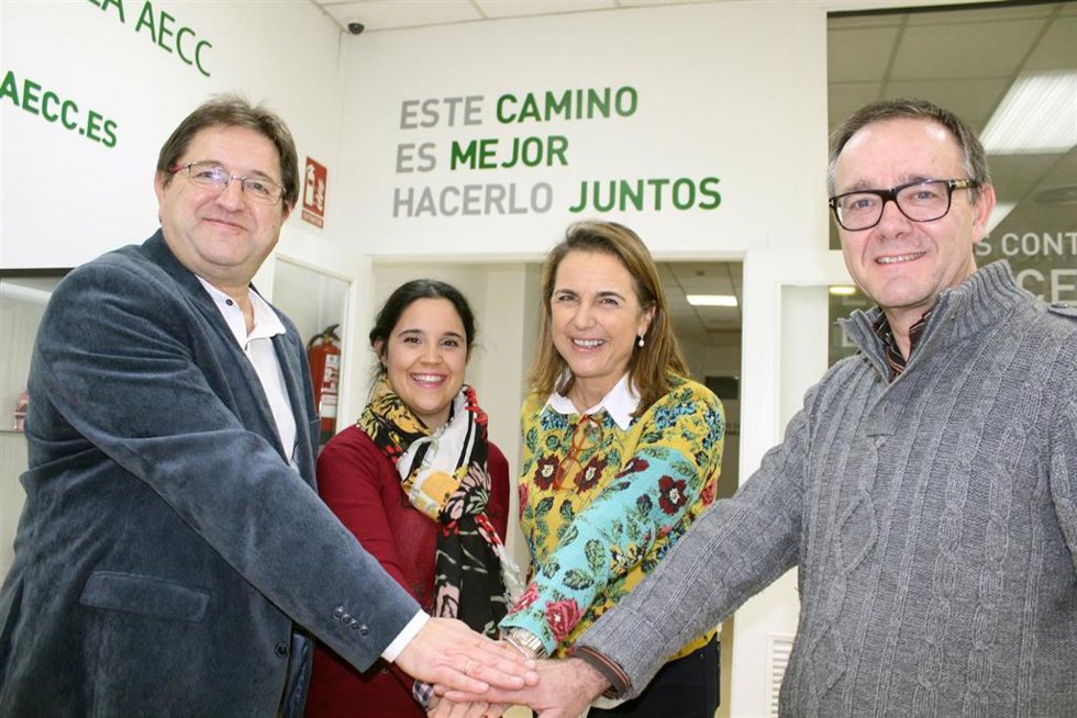 Archivo - Elena Eguizábal, presidenta de la AECC en La Rioja n el centro de la imagen