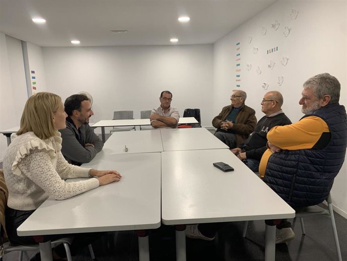 La portavoz del grupo municipal Cs en el Ayuntamiento de Palma, Eva Pomar, y el regidor Alejandro Escriche, con algunos vecinos del barrio palmesano de Es Rafal Vell.