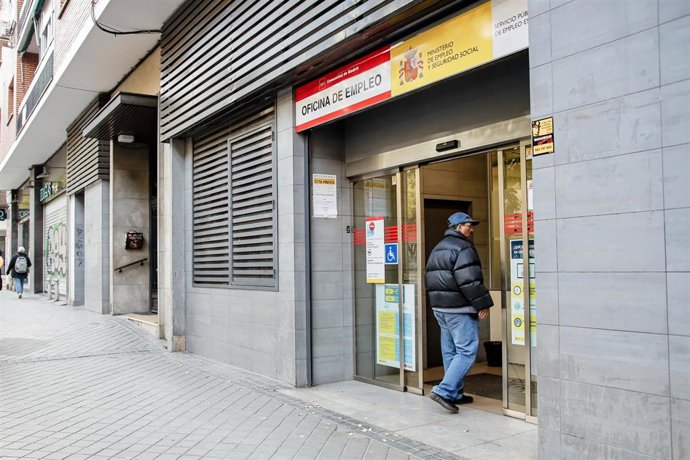 Un hombre entrando en una oficina de empleo
