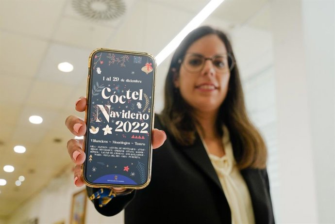 Almudena Morales con el cartel del programa 'Cóctel navideño'
