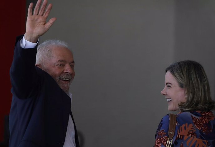 El presidente electo de Brasil, Luiz Inácio Lula da Silva, y la diputada Gleisi Hoffmann